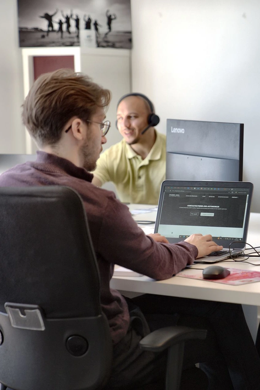 Consultant MEB Solution au travail